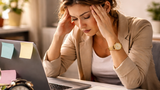 Burnout između posla i života: zašto imamo osjećaj da stalno kasnimo – i 5 načina kako to promijeniti